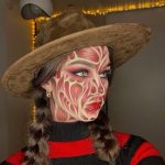 Макияж в образе Фредди Крюгера: красный рисунок со светлыми краями, коричневая шляпа и полосатый свитер