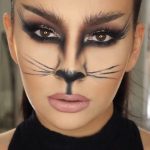 Кошачий макияж с тёмной растушёвкой вокруг глаз, штрихами над бровями, чёрным носом и длинными усами