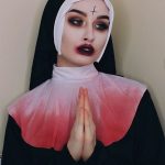 Образ монахини на Хэллоуин: тёмные тени, бордовые губы и белый воротник с красными пятнами